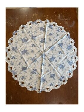 Classic Round Lace-Edge Tablecloth in Blue Floral